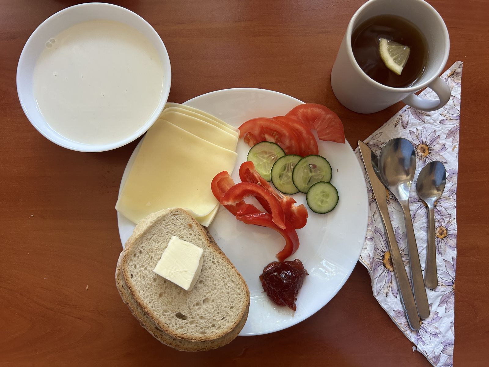 Płatki owsiane na mleku, chleb pszenny i żytni, pomidor, ogórek, papryka, ser żółty, dżem