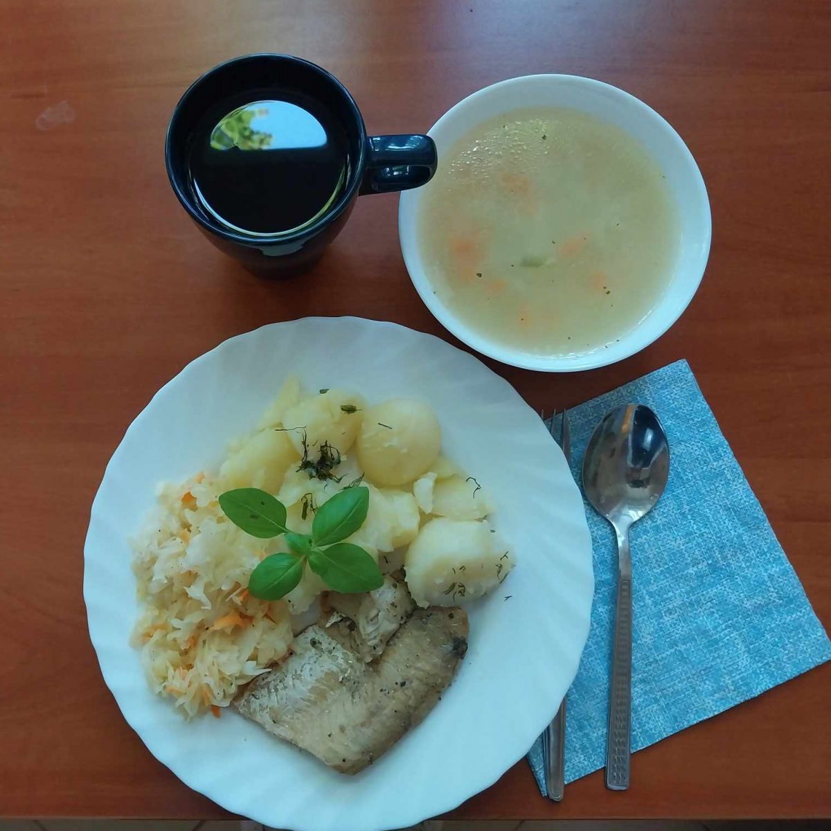 zupa, ryba, ziemniaki, sur&oacute;wka z kiszonej kapusty, kompot