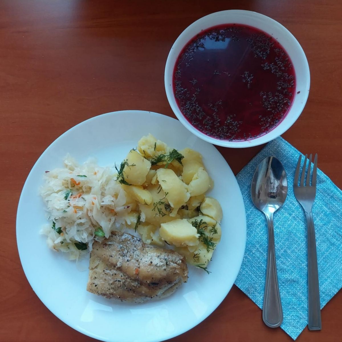 barszcz, filet rybny z ziemniakami i sur&oacute;wką z kiszonej kapusty, kompot