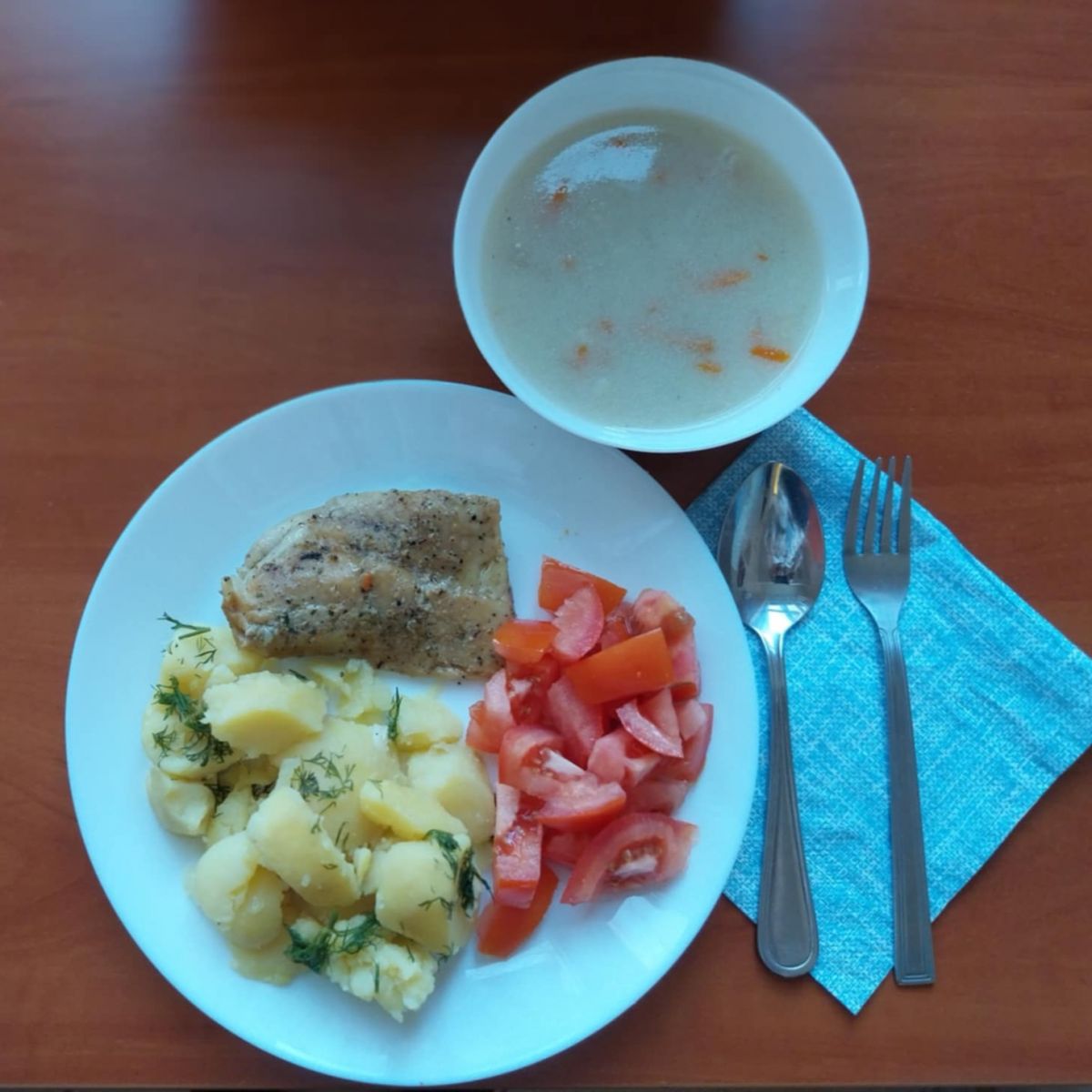 zupa grysikowa, filet rybny z ziemniakami i pomidorami, kompot