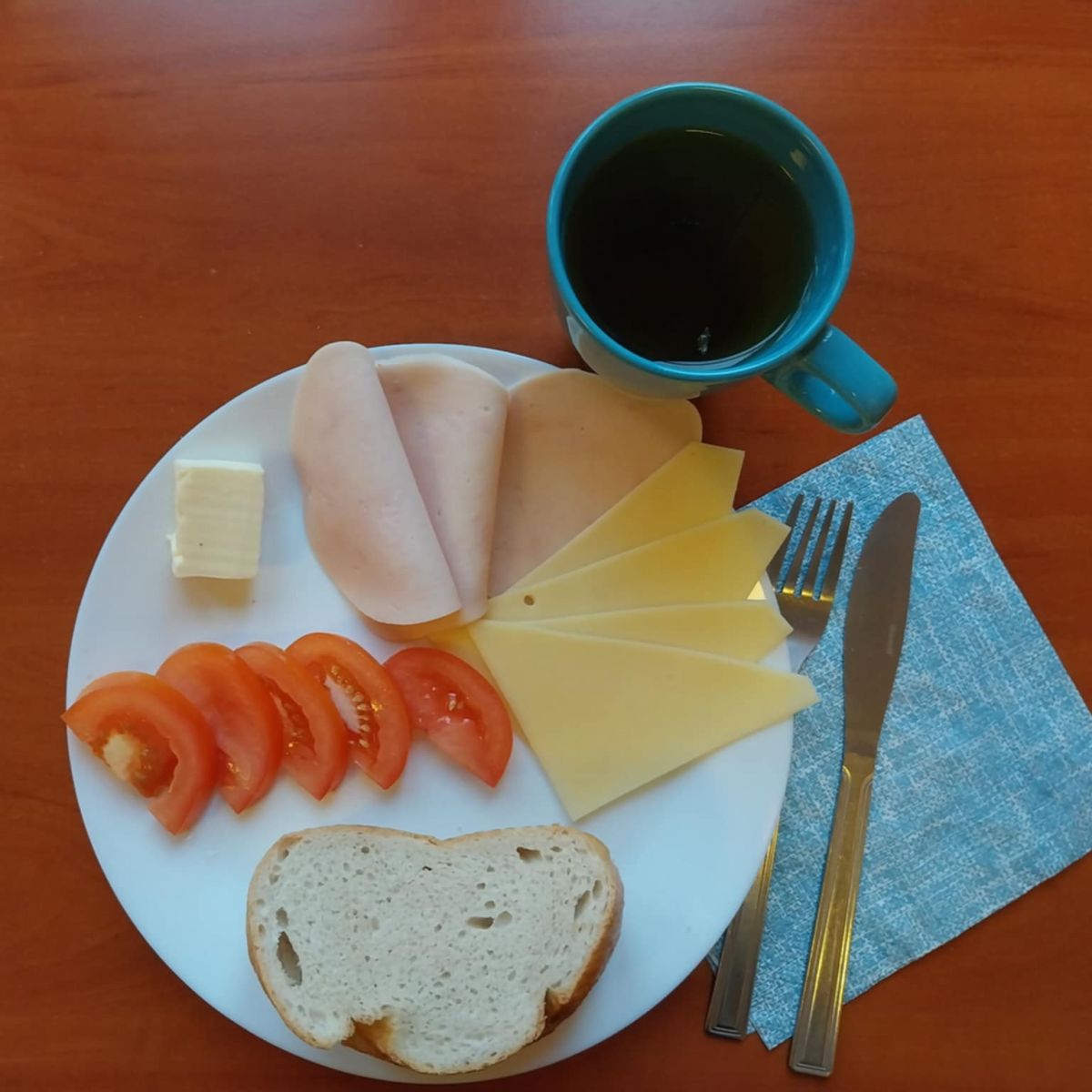 zupa mleczna, dżem, kanapki z serem, wędliną i pomidorem, herbata z cytryną