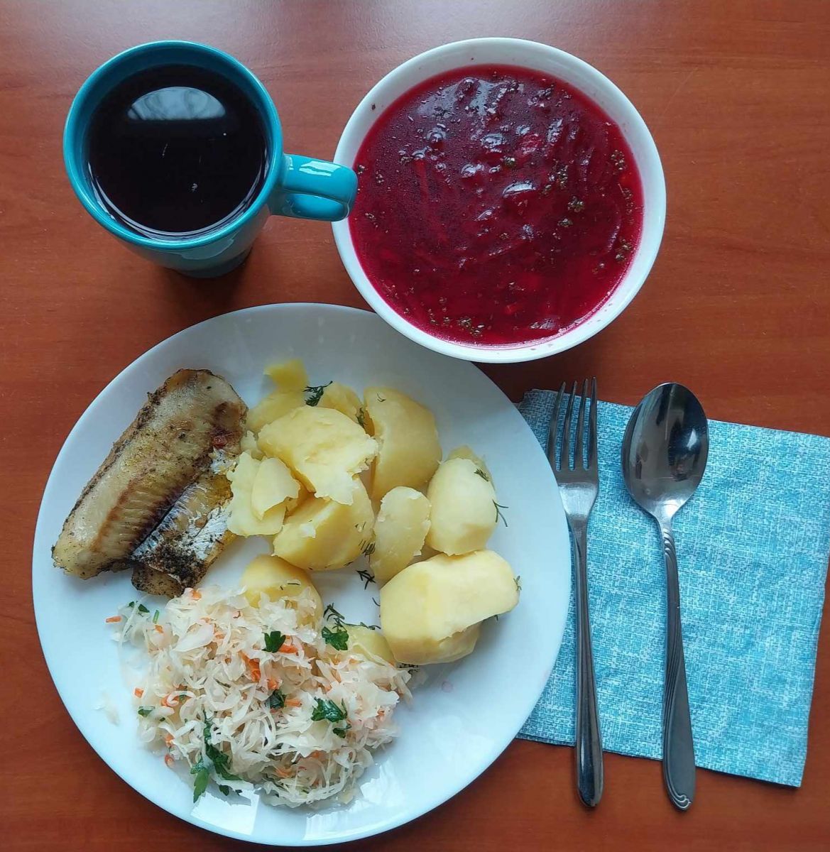 barszcz, ryba z ziemniakami i sur&oacute;wką z kiszonej kapusty, kompot