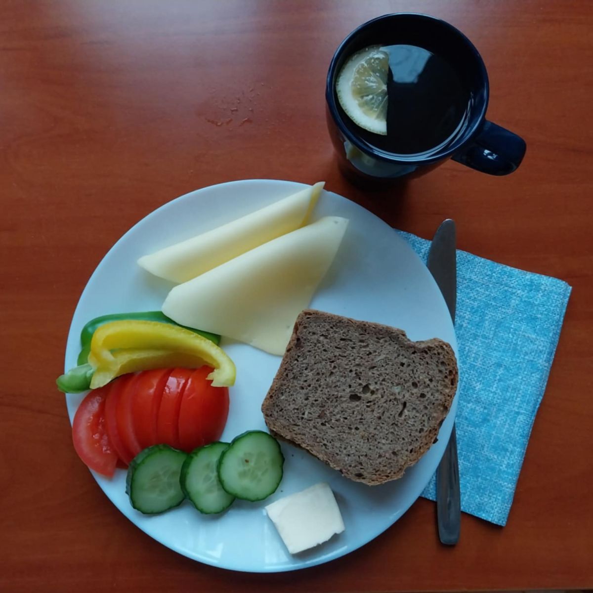 kanapki z serem i warzywami, herbata z cytryną