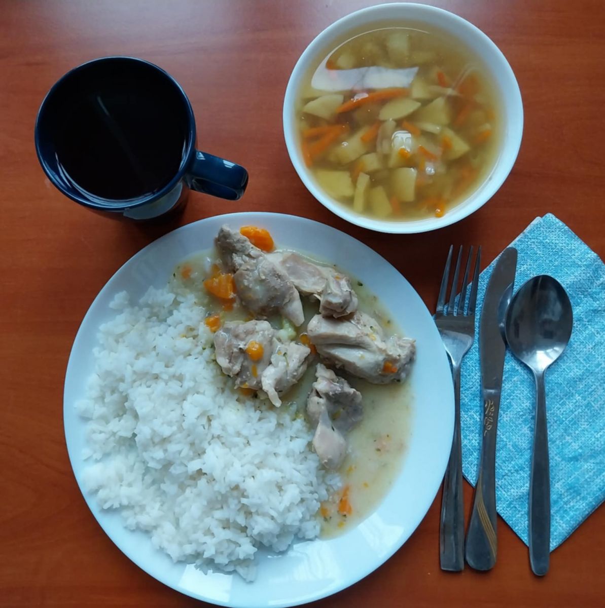 zupa ziemniaczana, potrawka z kurczaka z marchewką i ryżem, kompot