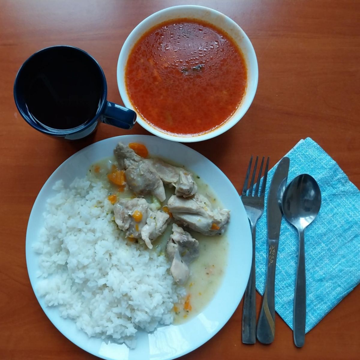 zupa pomidorowa, potrawka z kurczaka z marchewką i ryżem, kompot