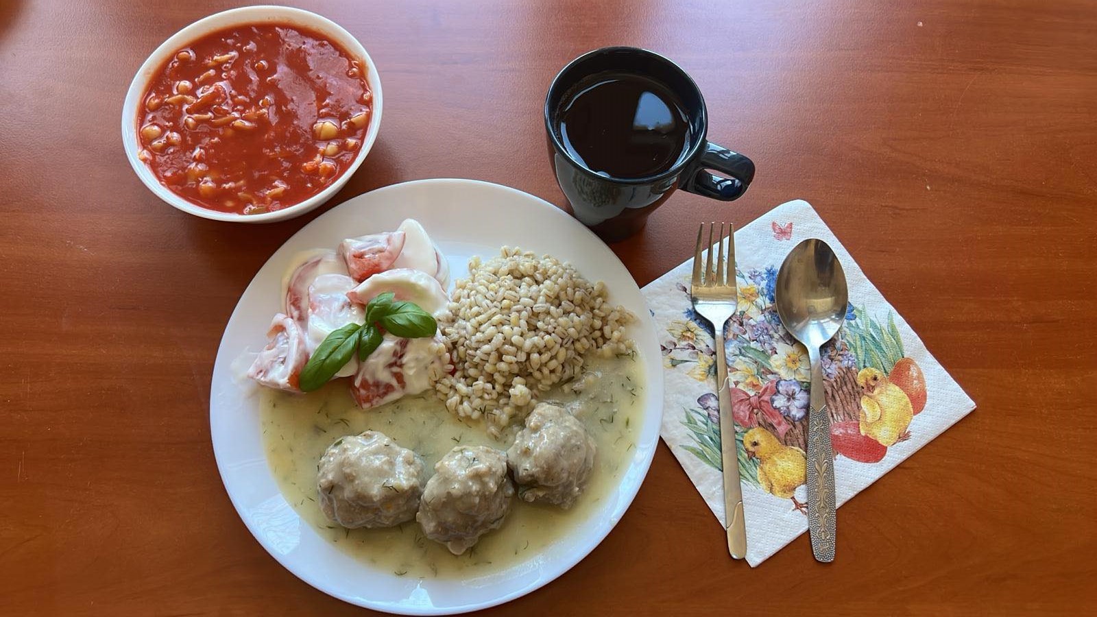 Zupa pomidorowa, pulpety w sosie koperkowym, kasza jęczmienna, pomidory w jogurcie