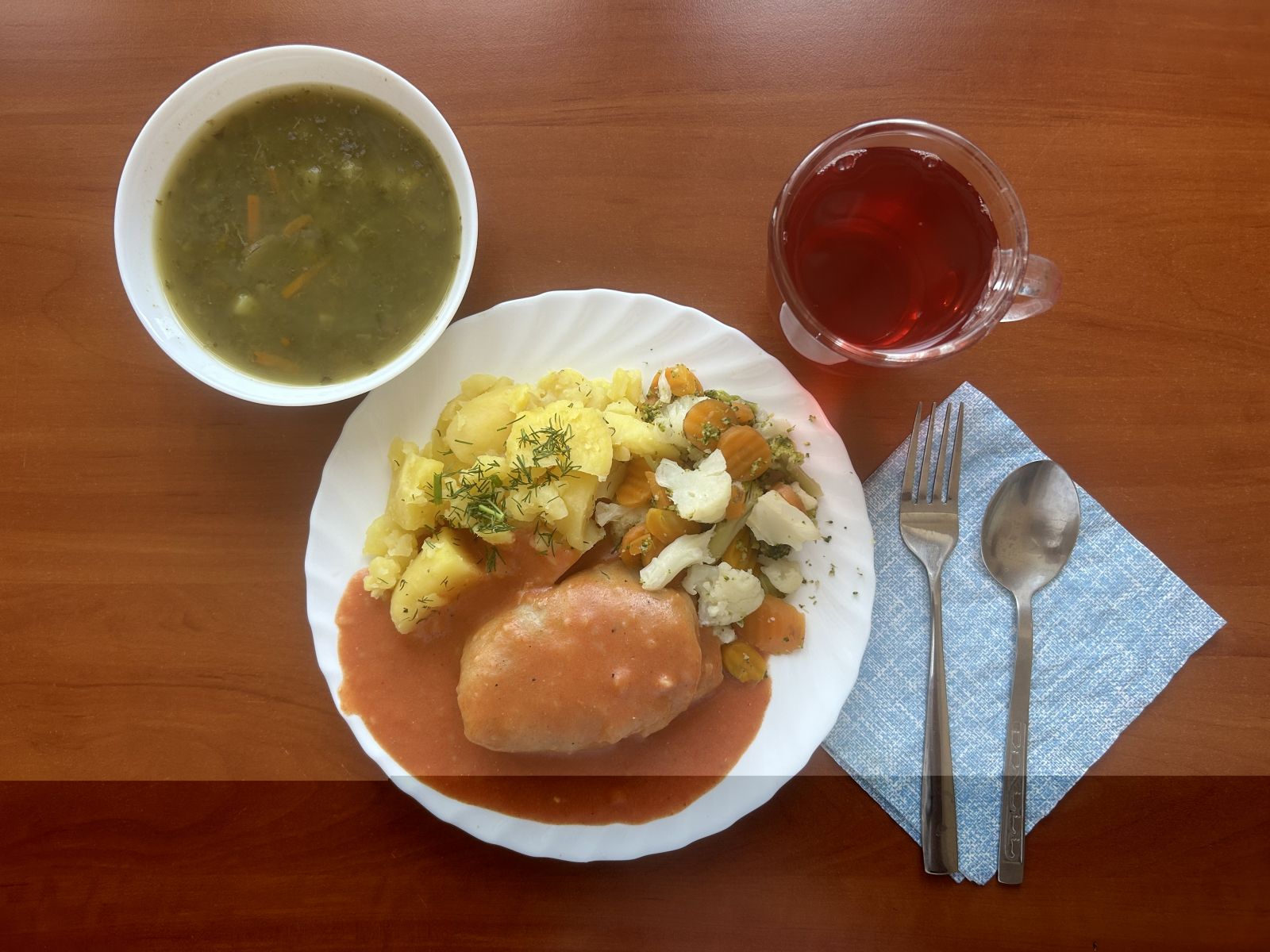 Zupa grochowa, pulpety w sosie koperkowym, kasza jęczmienna, sur&oacute;wka