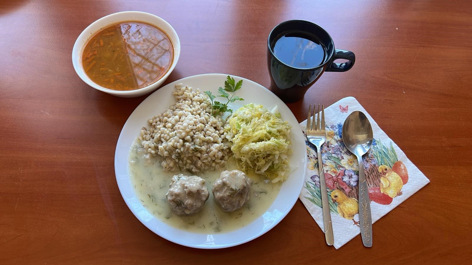 Zupa grochowa, pulpety w sosie, kasza jęczmienna i surówka