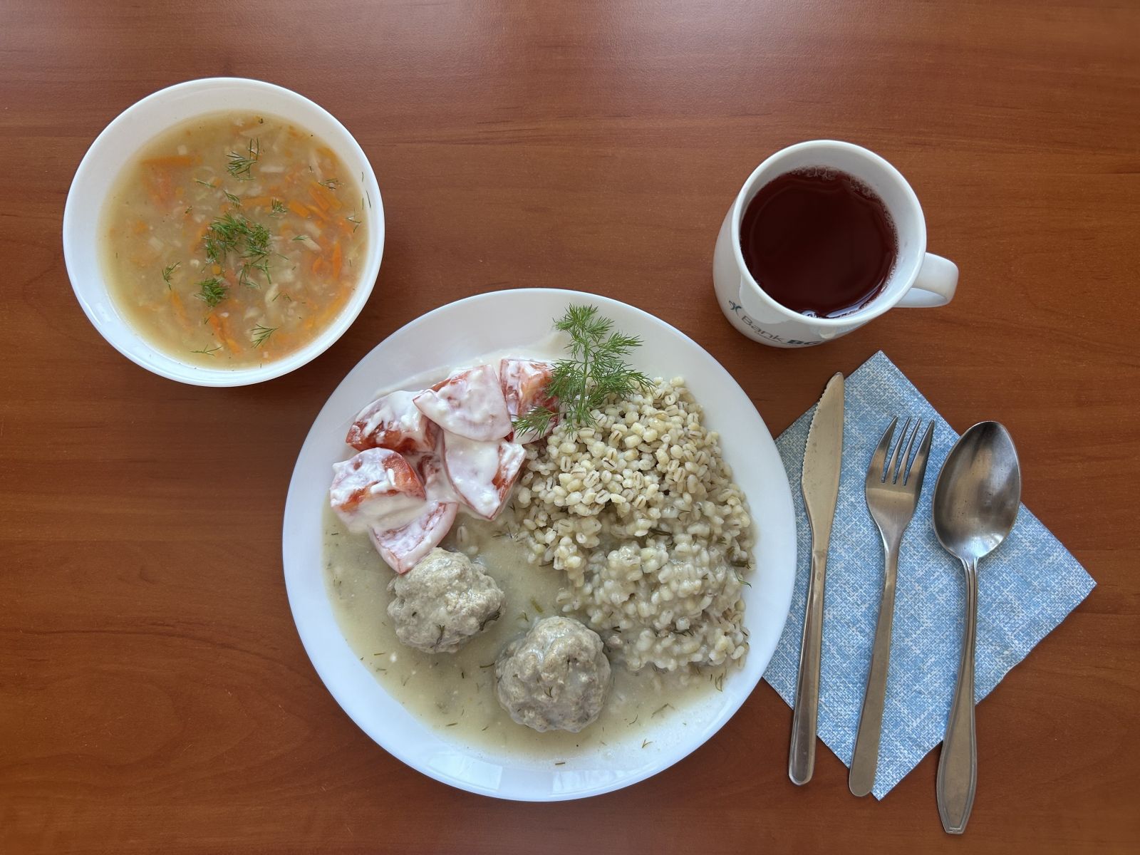 Zupa ryżowa, pulpety w sosie koperkowym, kasza jęczmienna, pomidory z jogurtem i kompot.