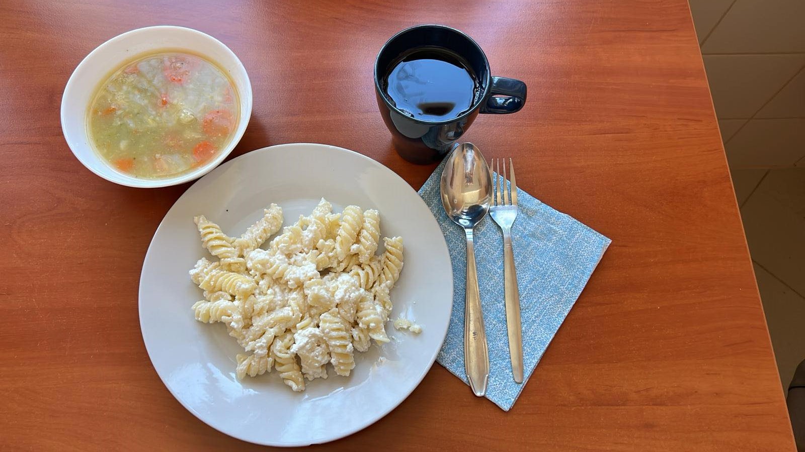 Zupa jarzynowa, makaron z serem na słodko, kompot