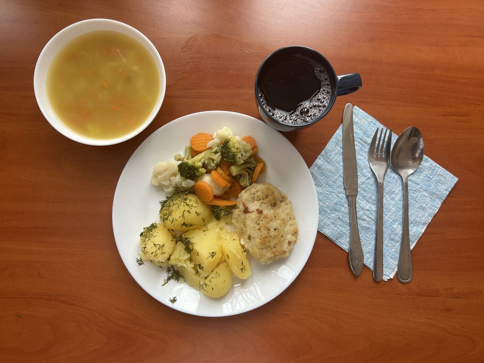 Zupa z kaszą jaglaną, kotlet rybny. bukiet warzyw, ziemniaki