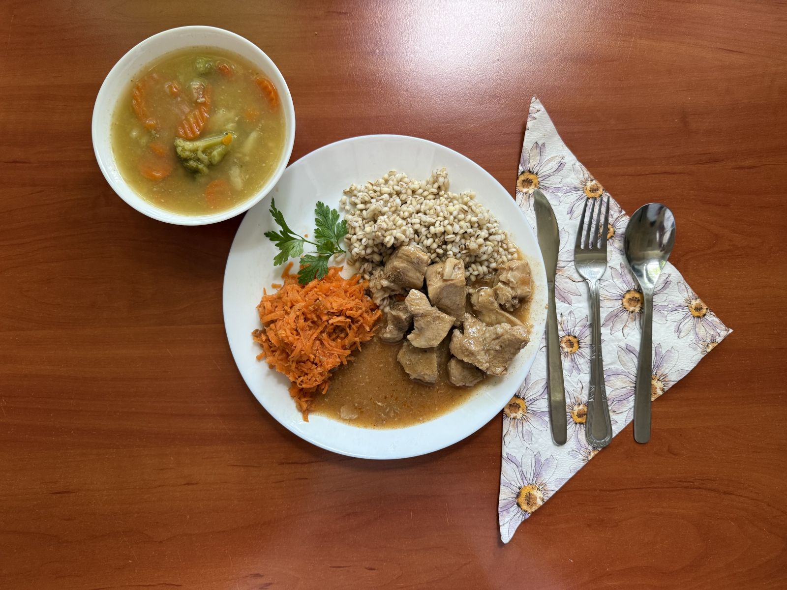 Zupa jarzynowa, gulasz wieprzowy, kasza jęczmienna i surówka z marchewki