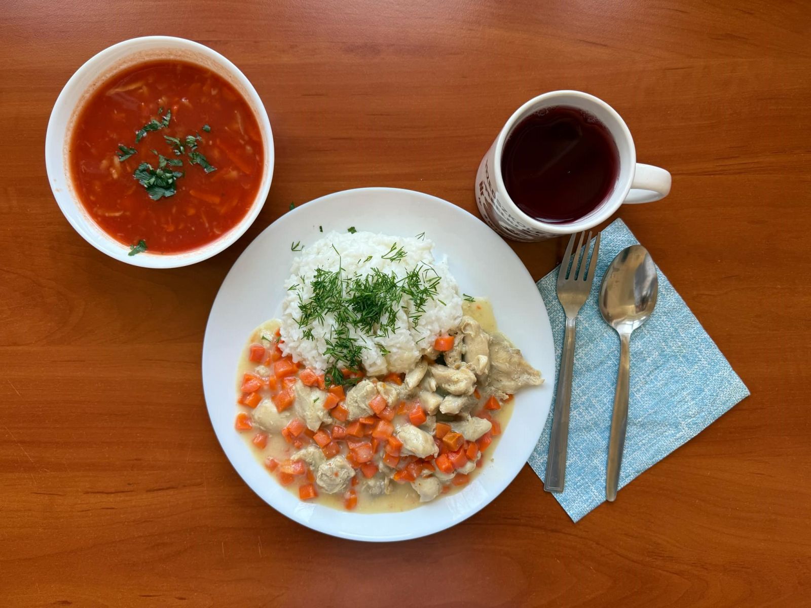 Zupa pomidorowa, potrawka z kurczakiem i ryż oraz kompot