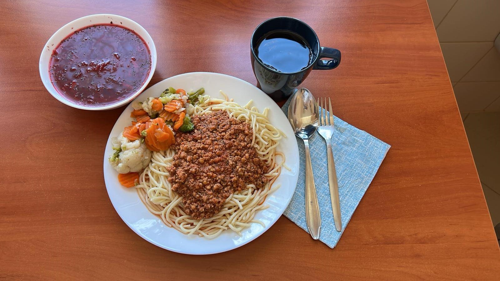Zupa buraczkowa, spaghetti z sosem bolońskim, bukiet warzyw i kompot