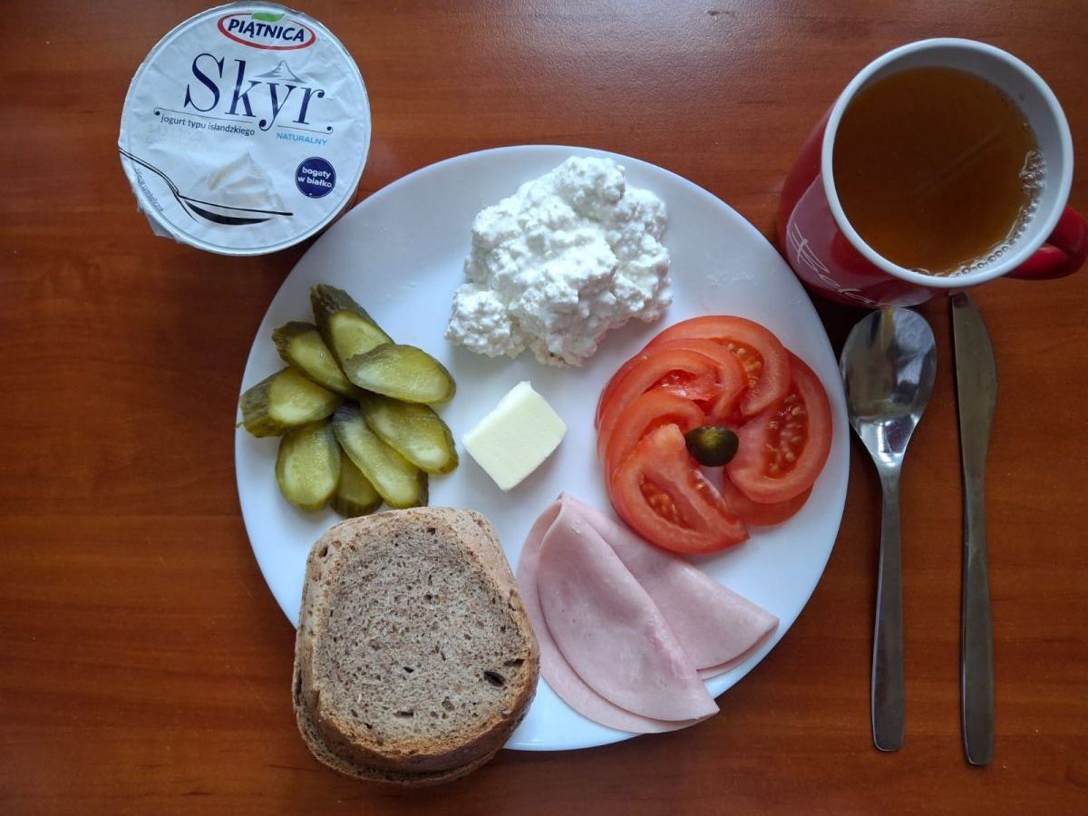 Chleb żytni, pomidor, ogórek kiszony, wędlina, twaróg, herbata