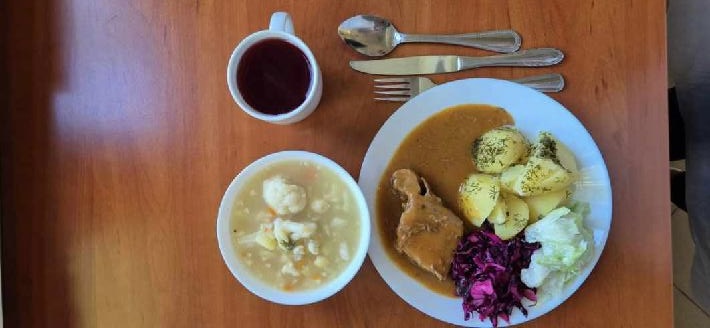 Zupa ziemniaczana, udka, ziemniaki, sałata z jogurtem, kompot