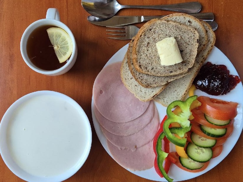 Płatki owsiane na mleku, chleb pszenny i żytni, pomidor, ogórek, papryka, wędlina, dżem