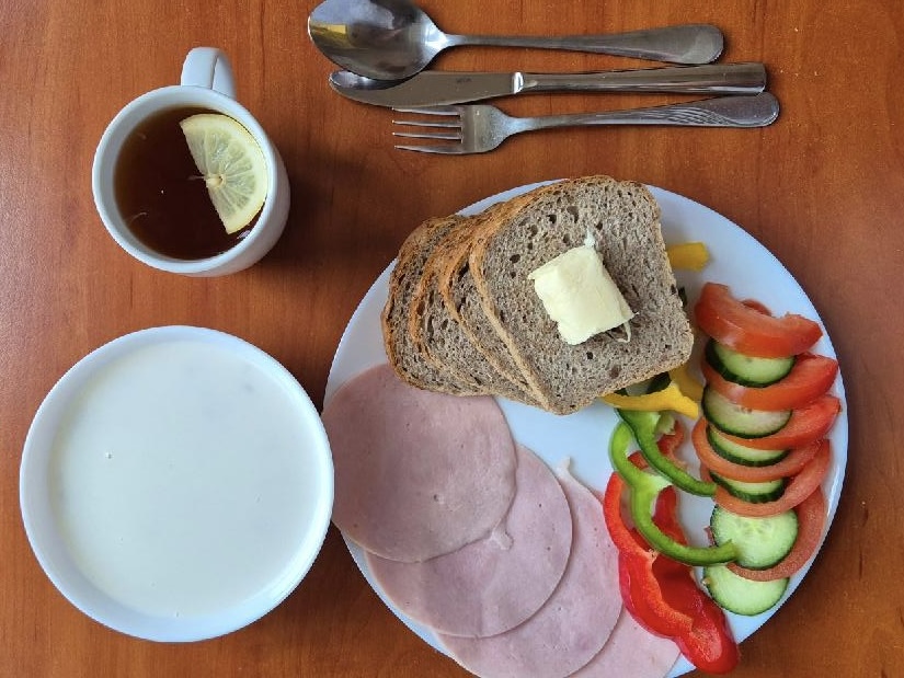 Chleb żytni, pomidor, ogórek, papryka, wędlina, herbata