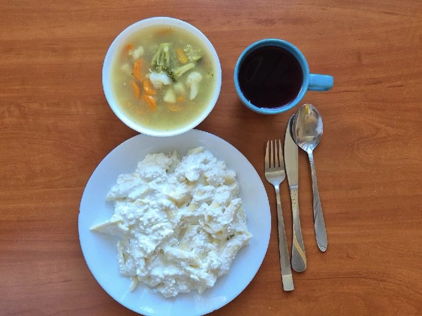 Zupa jarzynowa, makaron z serem na słodko , kompot