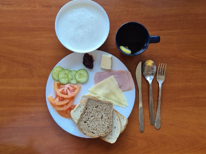 Makaron na mleku, chleb pszenny i żytni, pomidor, ogórek, wędlina, ser żółty, dżem