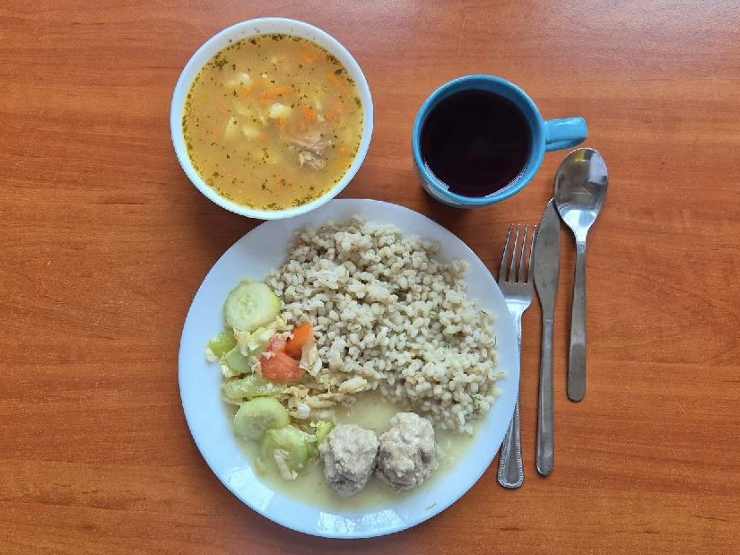 Zupa grochowa, pulpety w sosie, kasza jęczmienna, surówka z kapusty , kompot