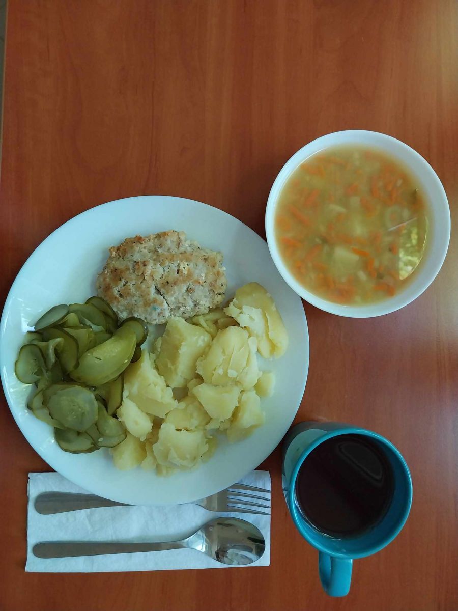 zupa, kotlet rybny, ziemniaki, og&oacute;rek kiszony, kompot