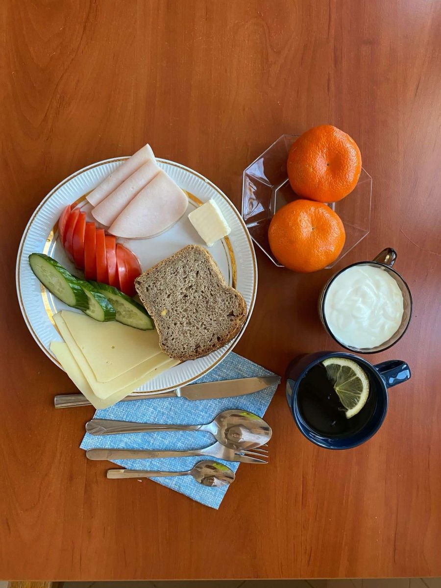 chleb, szynka, masło, warzywa, jogurt