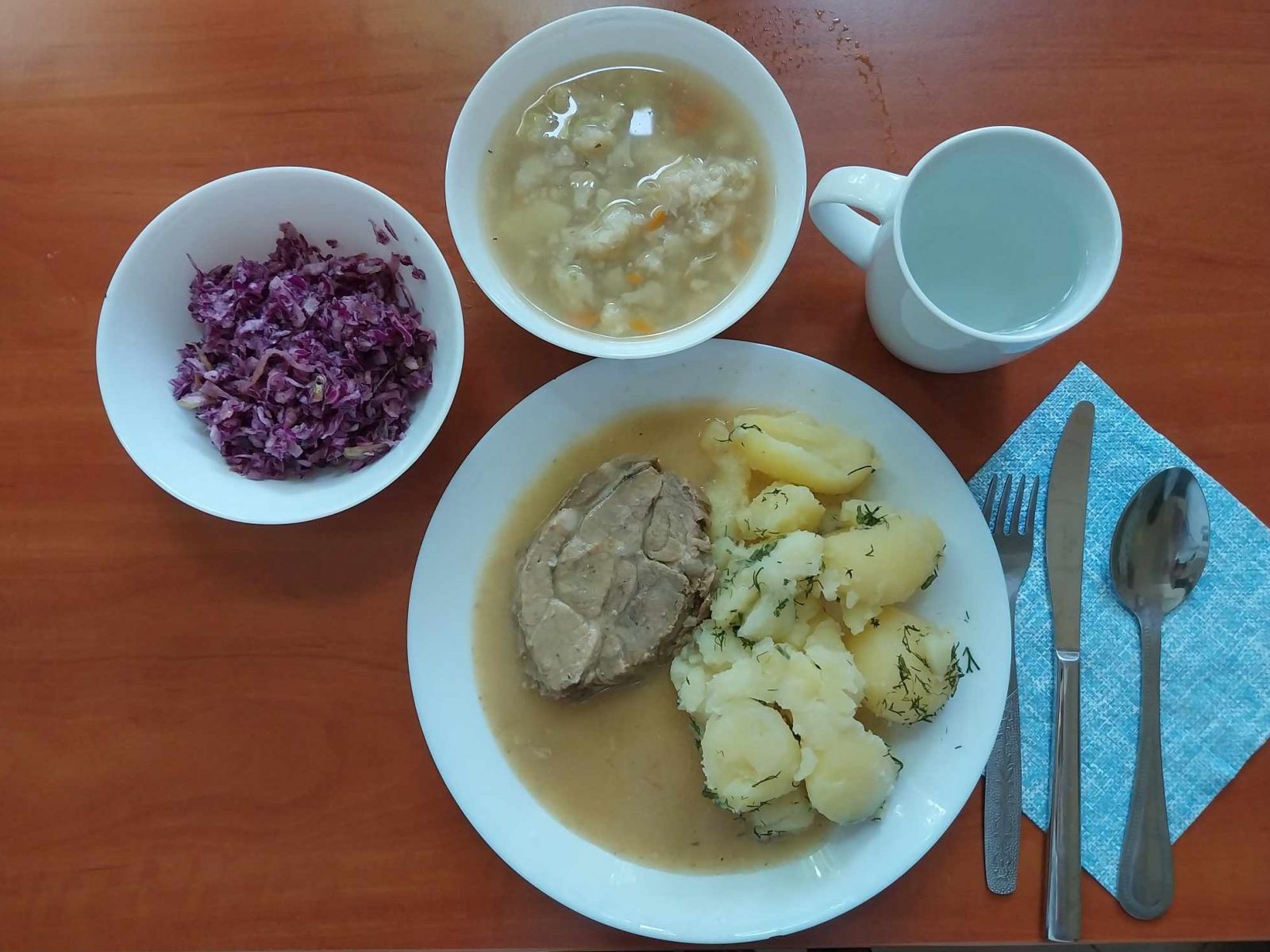 zupa kalafiorowa, kark&oacute;wka w sosie z ziemniakami, sur&oacute;wka z czerwonej kapusty, woda