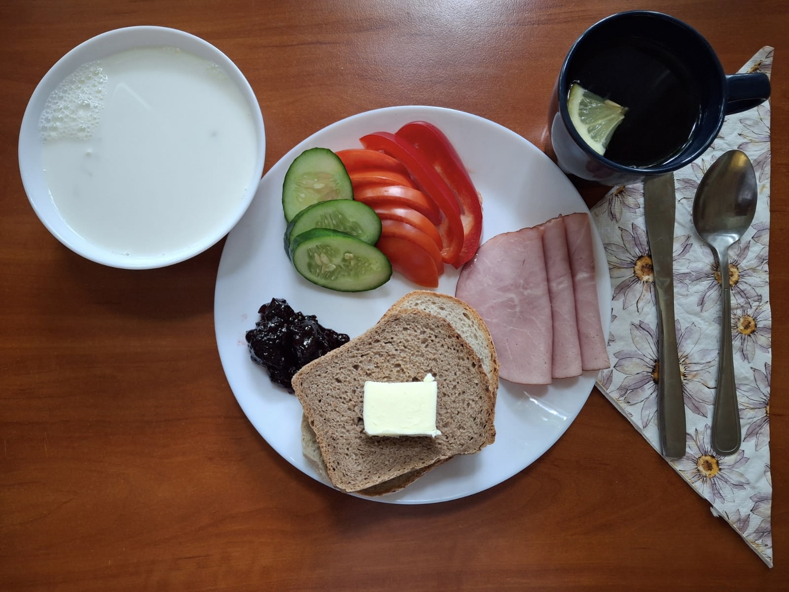 Makaron na mleku, chleb pszenny i żytni, pomidor, ogórek, papryka, wędlina, dżem