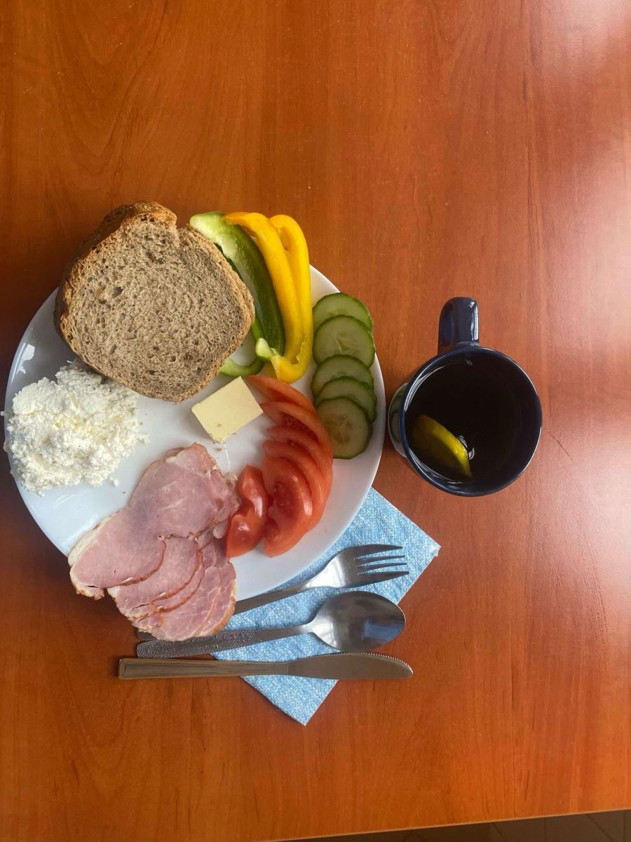 chleb, masło, warzywa, szynka