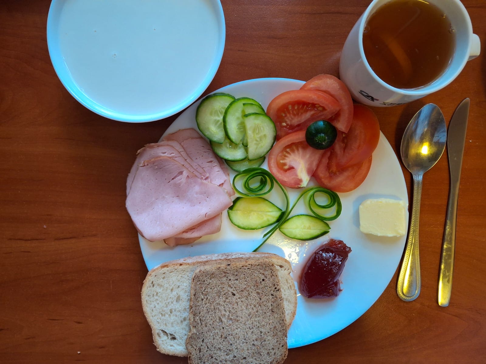 Płatki owsiane na mleku, chleb pszenny i żytni, pomidor, ogórek, wędlina, dżem