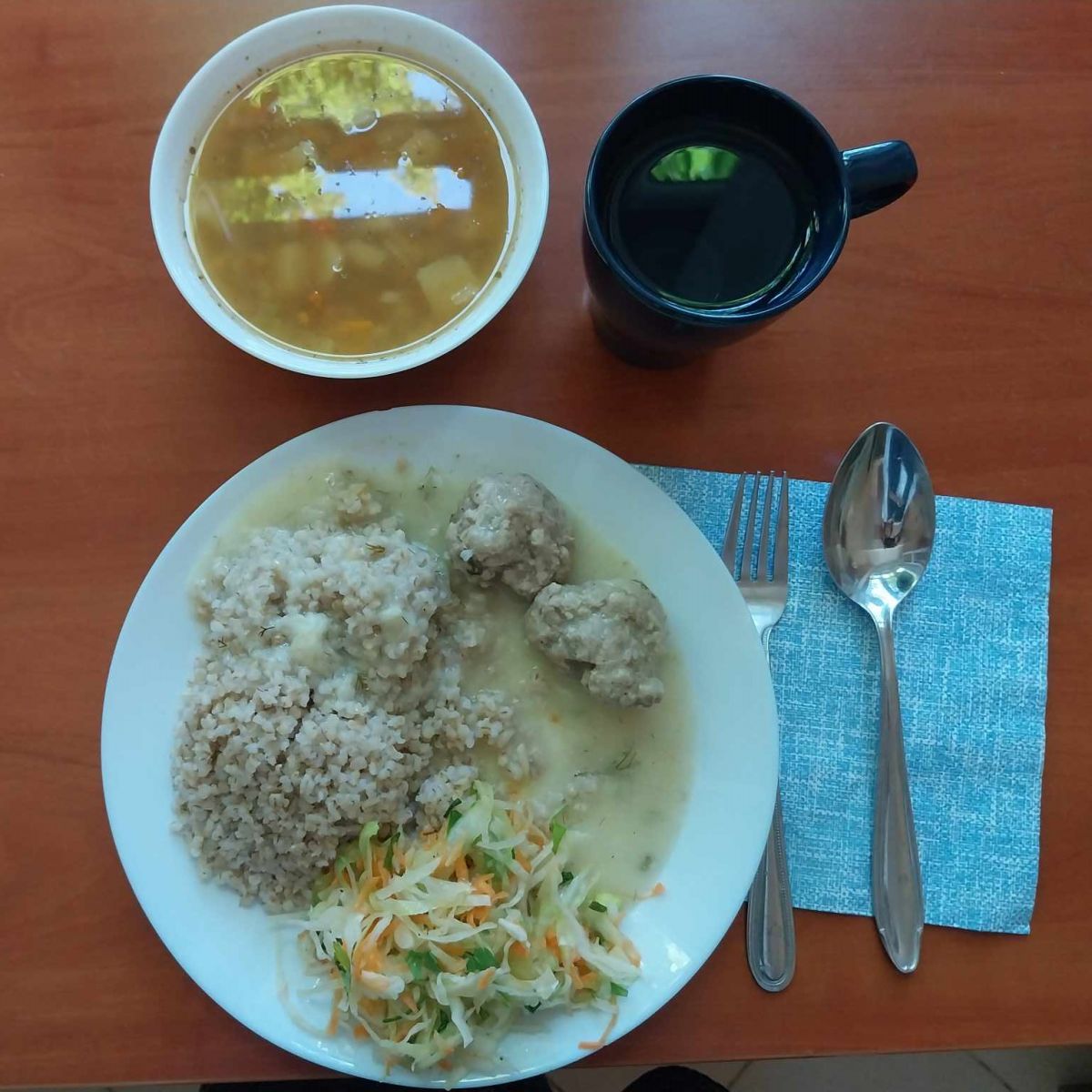 zupa, gulasz z kaszą i sur&oacute;wka z kapusty pekińskiej, kompot