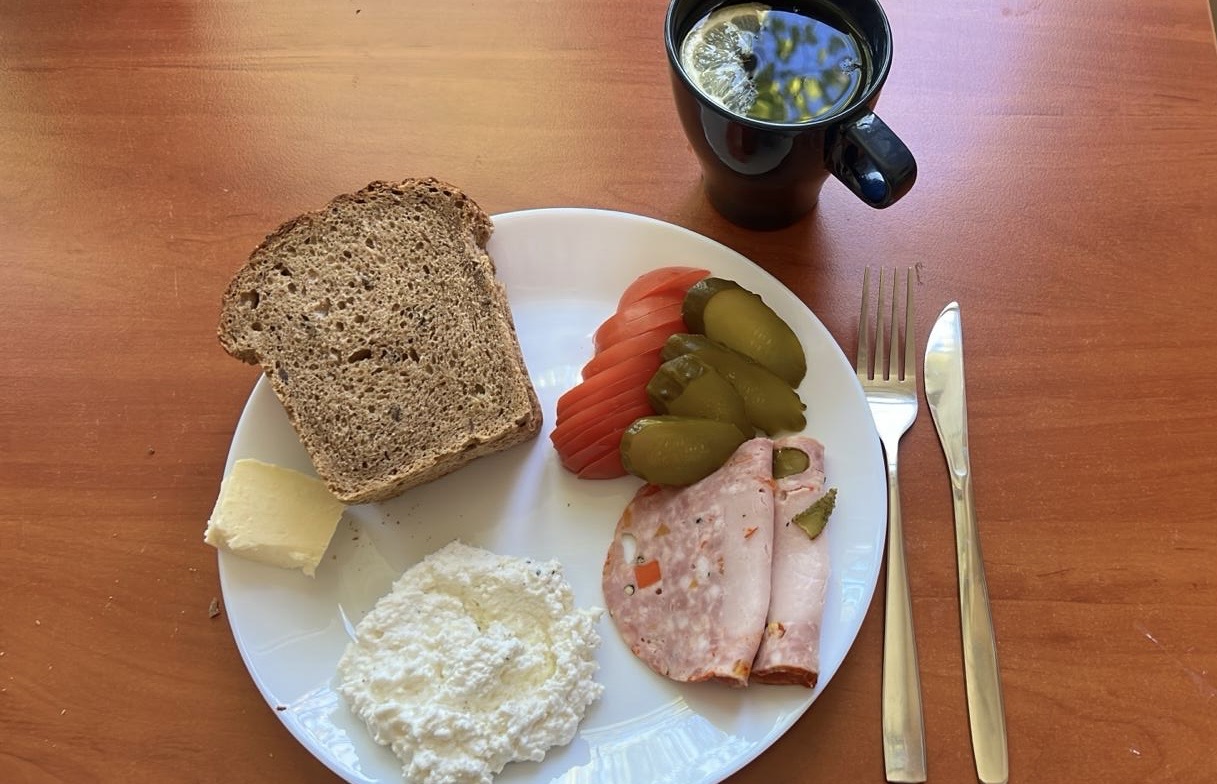 Chleb żytni, twaróg, wędlina, pomidor, ogórek, masło, herbata