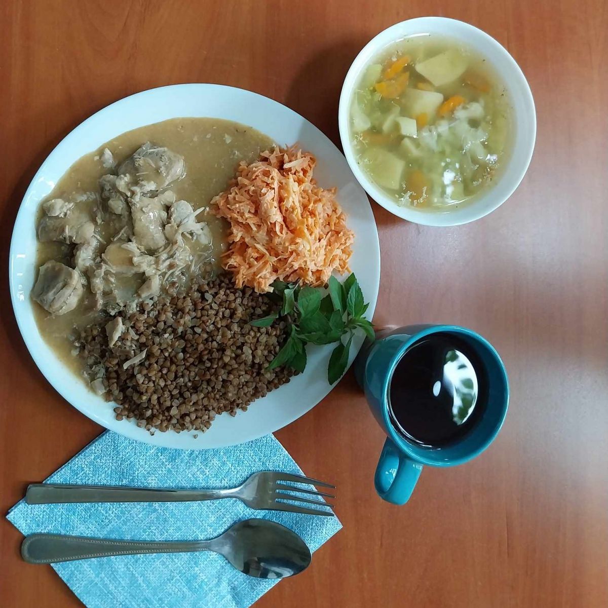 zupa, gulasz z kaszą i sur&oacute;wką z marchewki, kompot