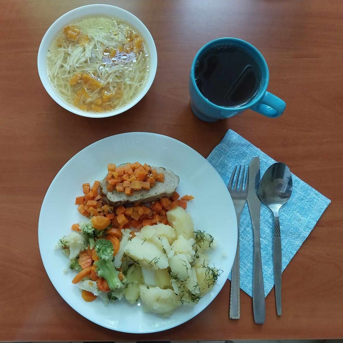 ros&oacute;ł, schabowy z ziemniakami i bukietem warzyw, kompot