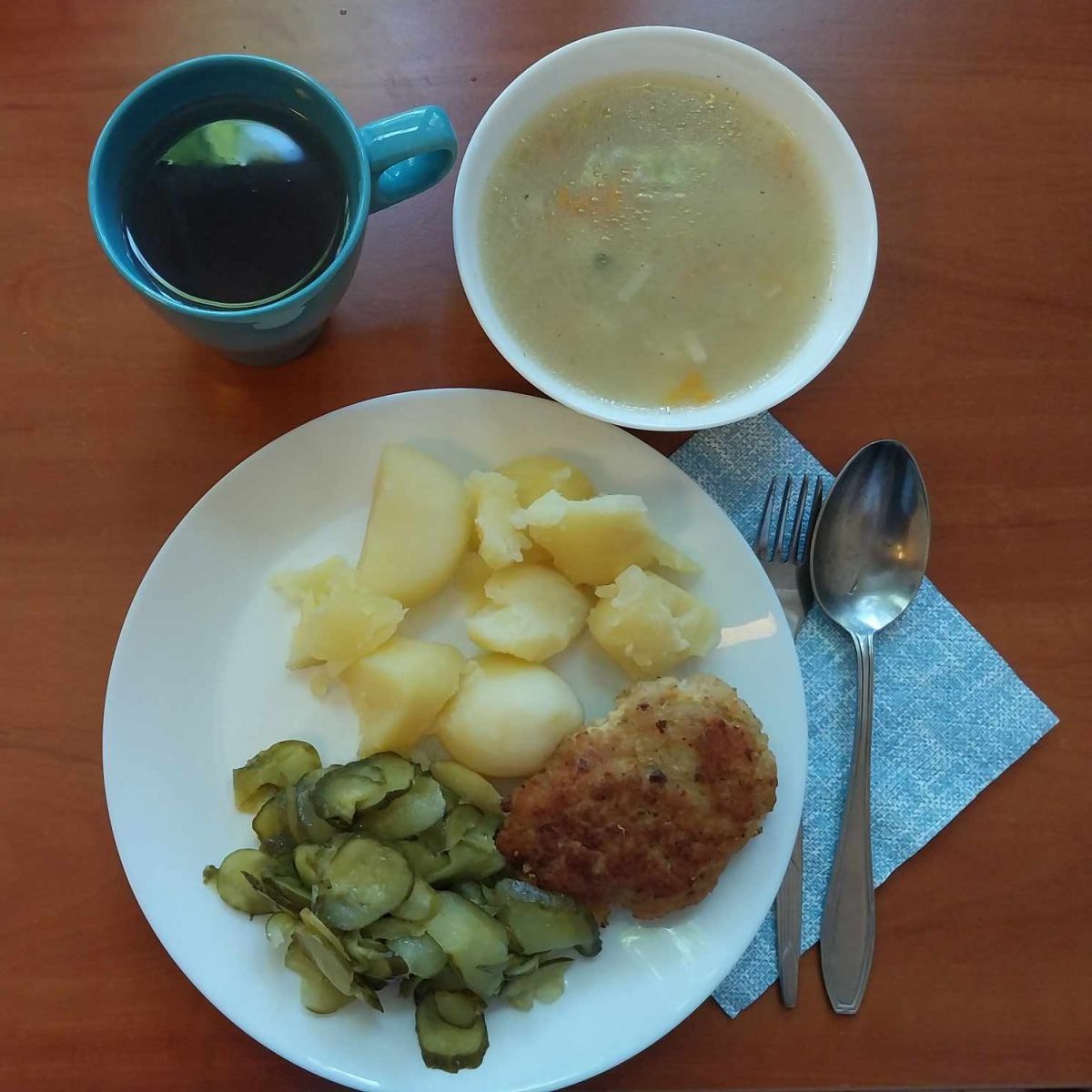 zupa z soczewicy, kotlet rybny, ziemniaki, og&oacute;rki kiszone, kompot