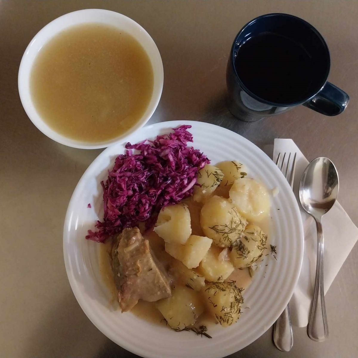 zupa, kark&oacute;wka w sosie własnym, ziemniaki, sur&oacute;wka z czerwonej kapusty, kompot