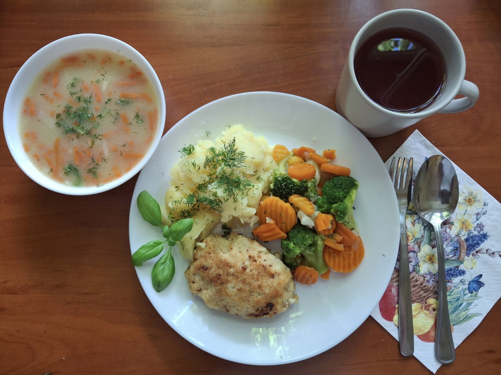 Krupnik z kaszą jaglaną, kotlet rybny, ziemniaki, bukiet warzyw, kompot