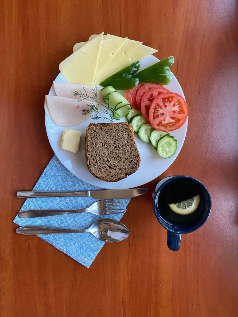 chleb razowy, warzywa, masło, szynka, ser