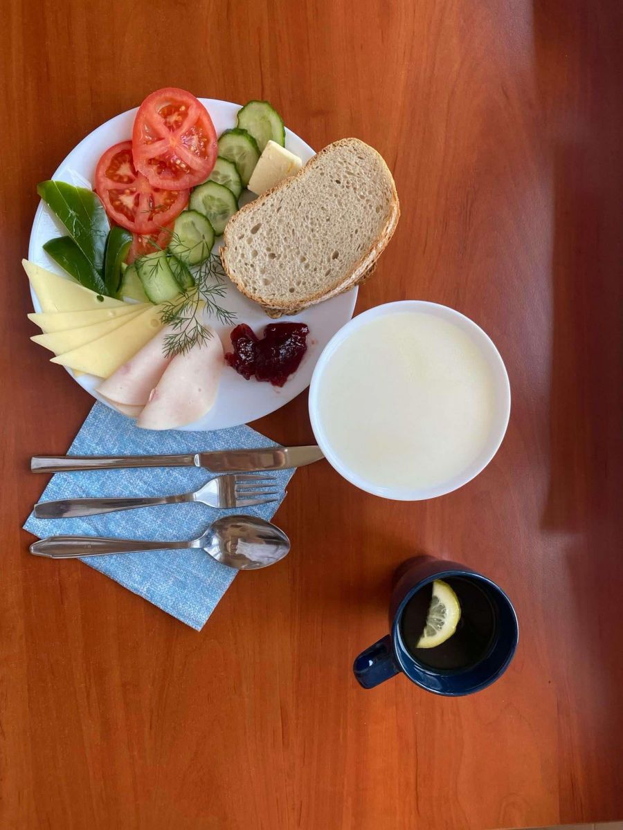 chleb, warzywa, masło, szynka, ser