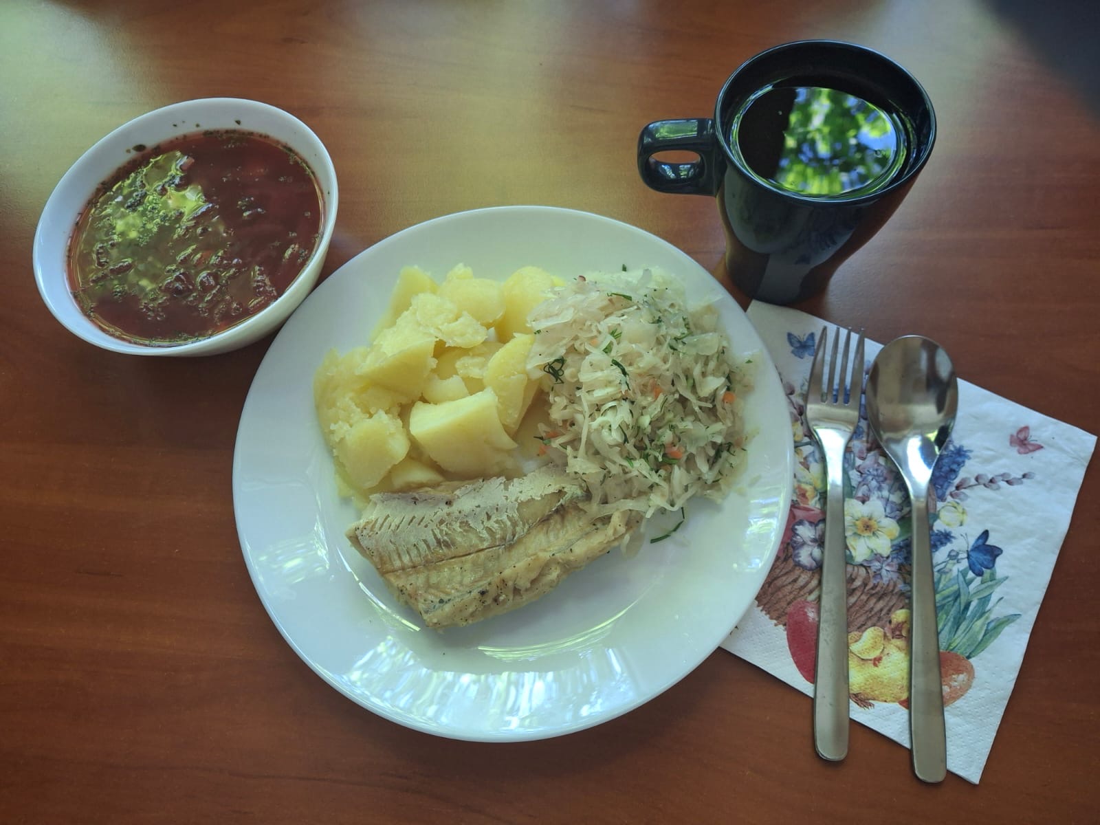 Barszcz, filet z ryby, ziemniaki, surówka z kapusty kiszonej, kompot
