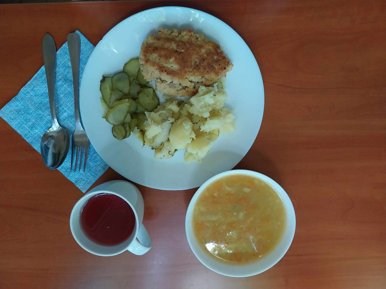 zupa z soczewicą, kotlet rybny, ziemniaki, og&oacute;rki kiszone, kompot