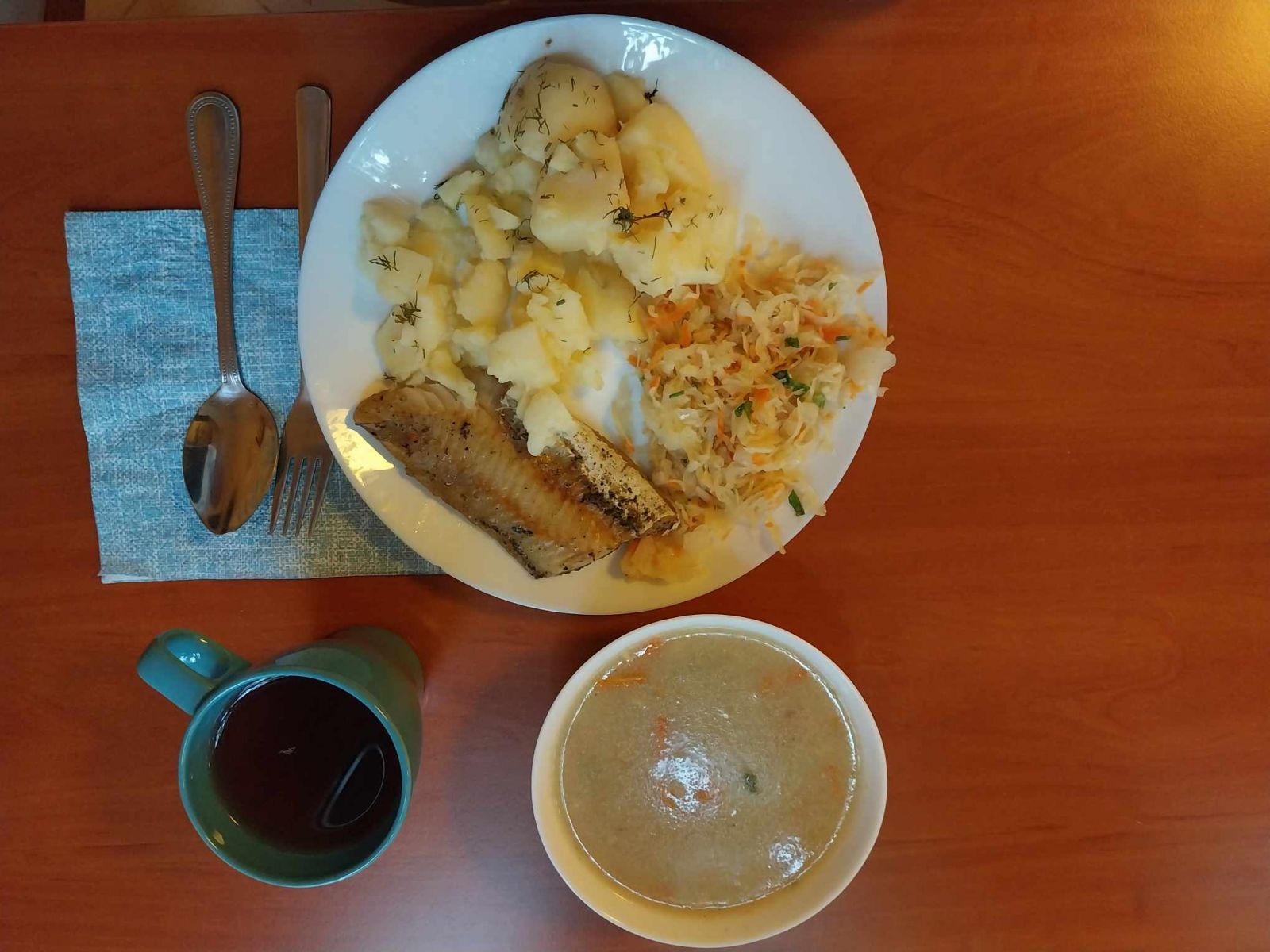 zupa, filet rybny, ziemniaki, sur&oacute;wka z kiszonej kapusty, kompot