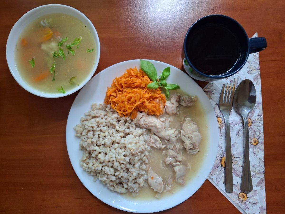 Zupa jarzynowa, gulasz z indyka, kasza jęczmienna, surówka z marchewki, kompot