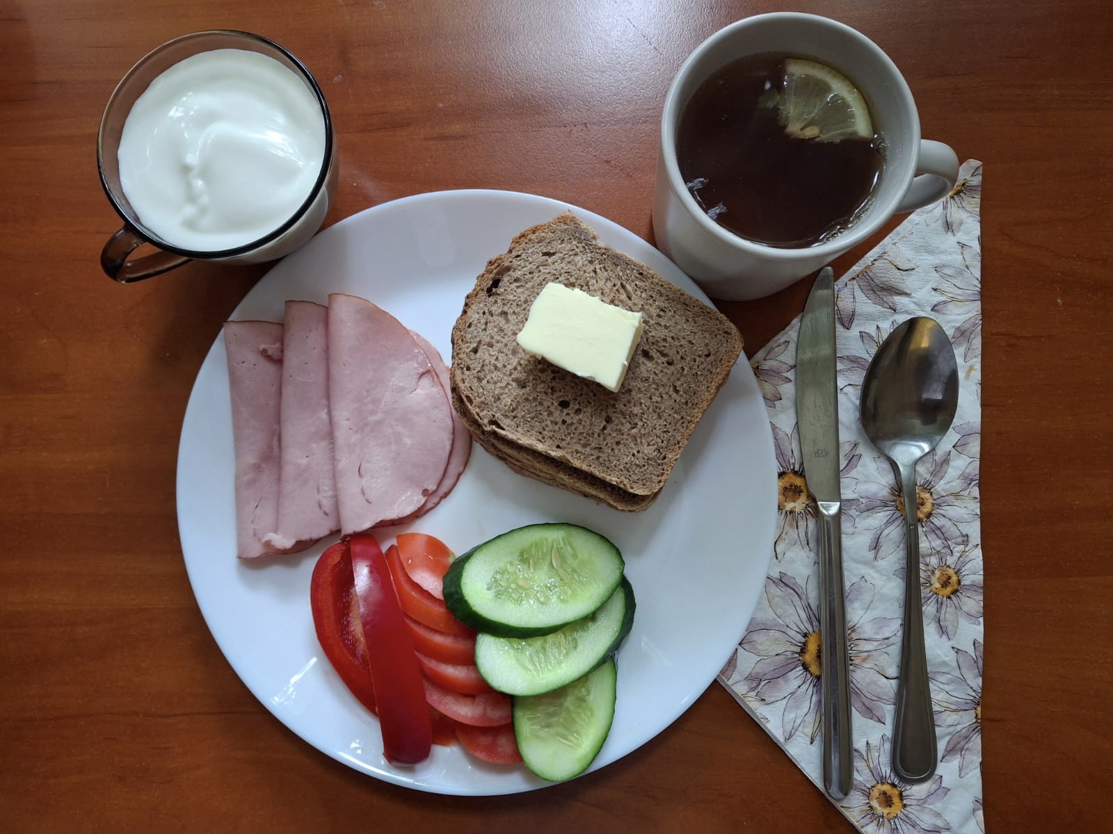 Chleb żytni, pomidor, ogórek, papryka, wędlina, masło, herbata