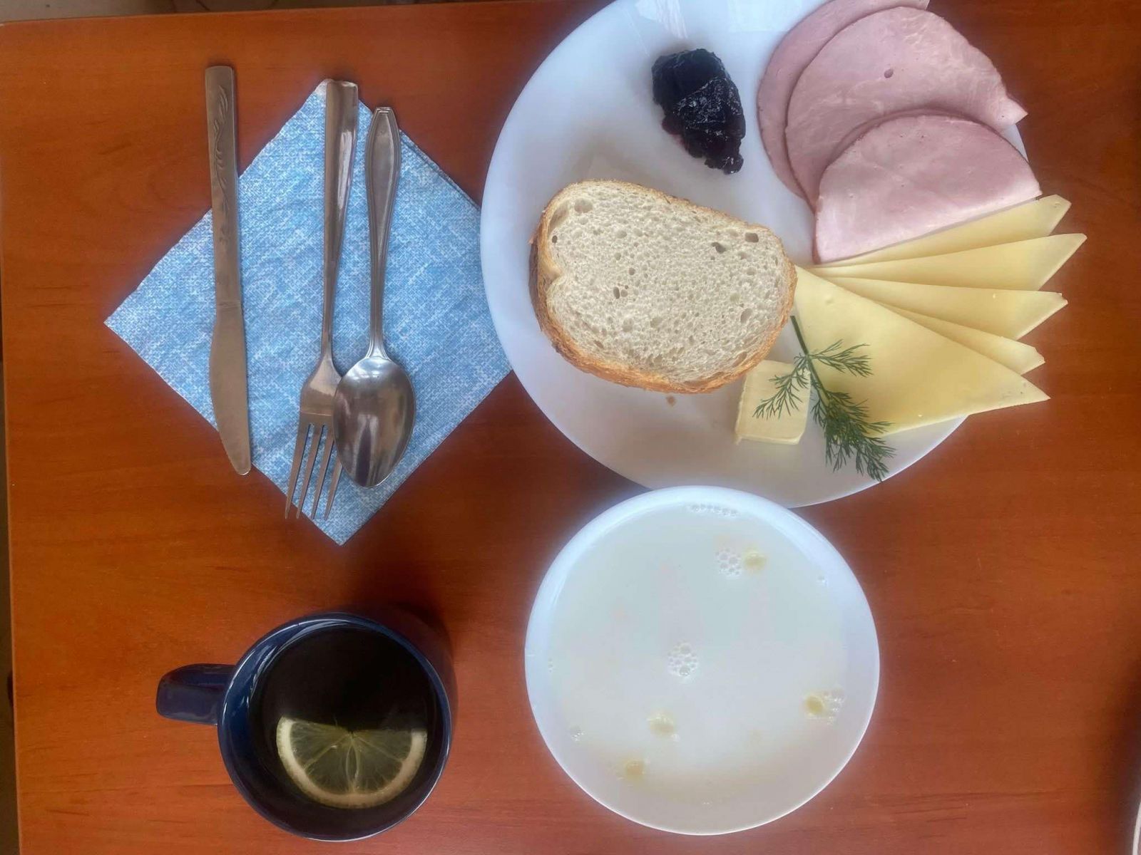 zupa mleczna, chleb pszenny, ser, szynka