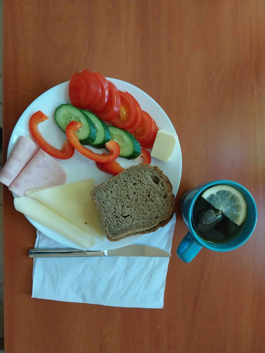 kanapki z serem i szynką, warzywami, herbata z cytryną