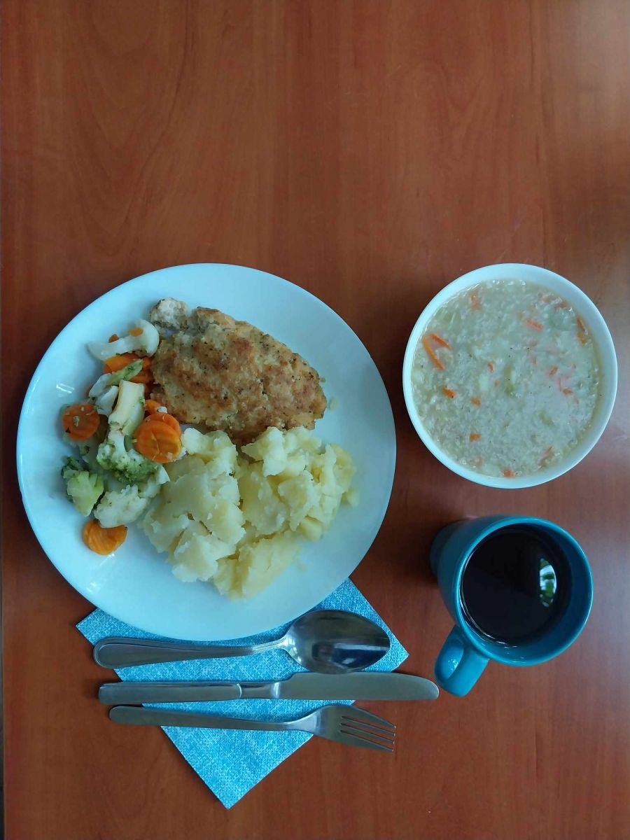 krupnik, kotlet rybny, ziemniaki, bukiet warzyw, kompot