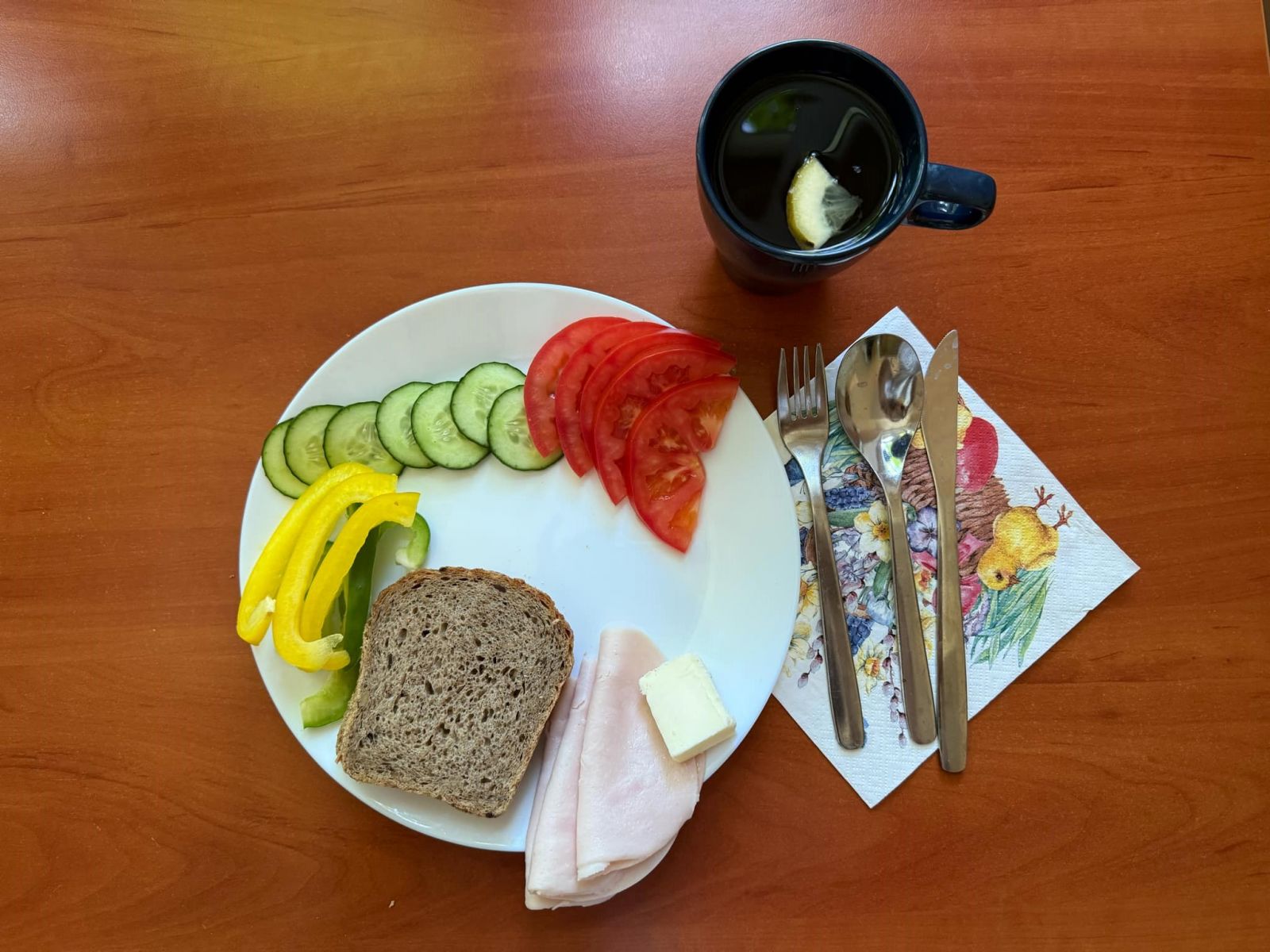 Chleb żytni, warzywa, wędlina, masło i herbata