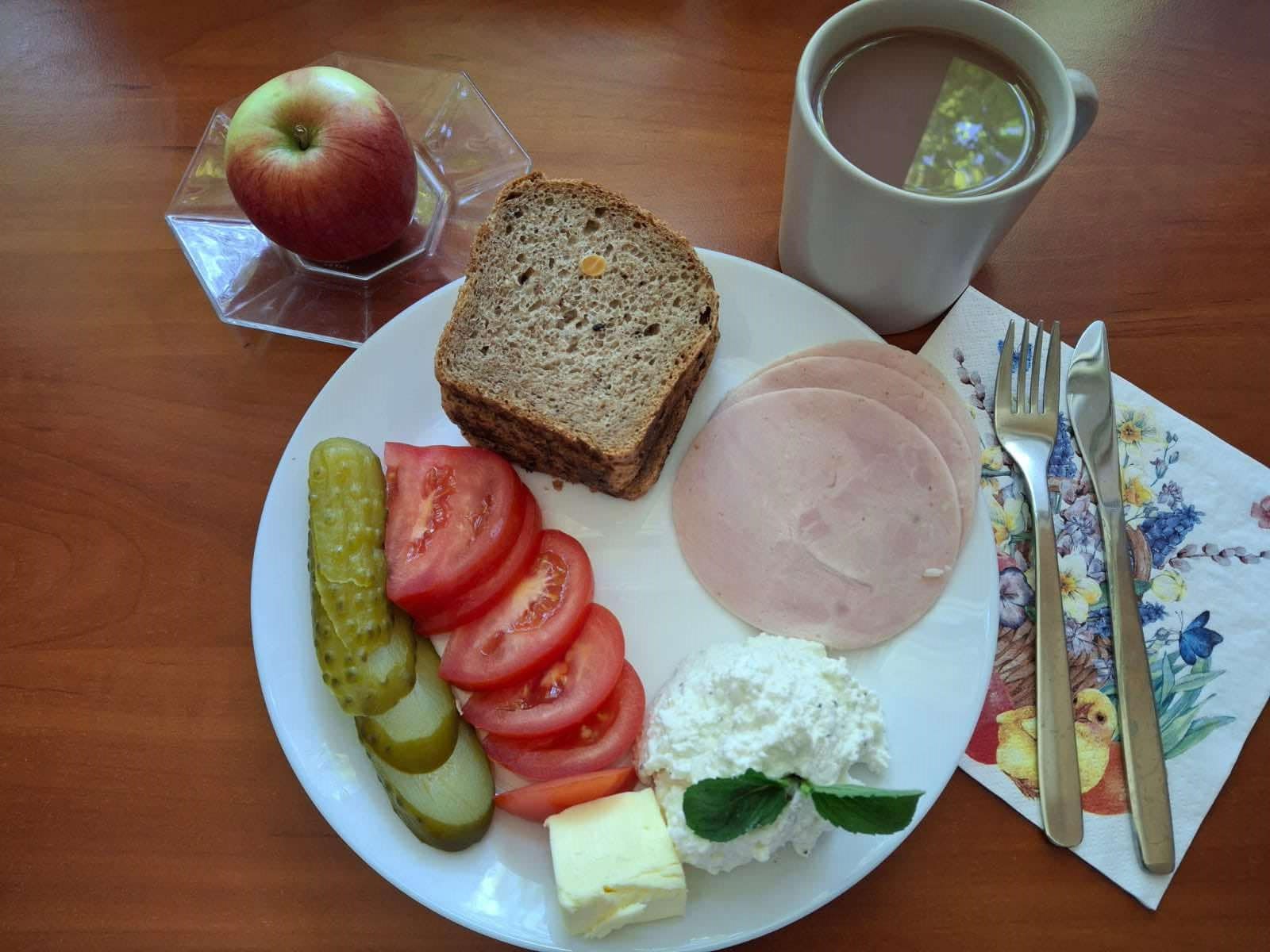 Chleb żytni, wędlina, twarożek, warzywa i herbata